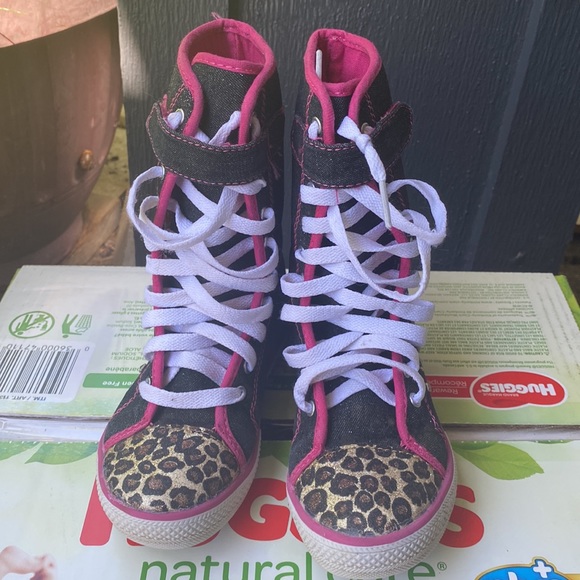 Girls high top shoes (gently used) - Picture 3 of 7